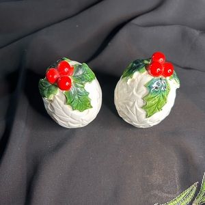 LEFTON VTG Holly Christmas Salt and Pepper shaker set. EUC